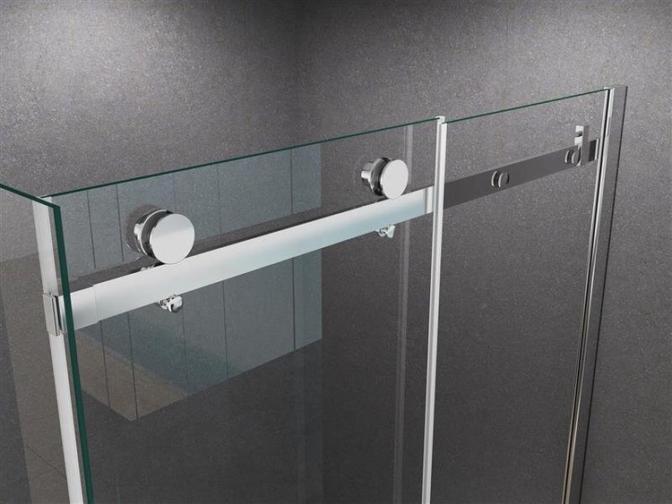 Detail einer Duschkabine mit Glasschiebetür und Chrombeschlägen