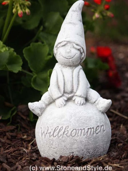 Steinfigur Gartenzwerg auf einer Kugel sitzend mit Willkommen Inschrift für den Gartenbereich
