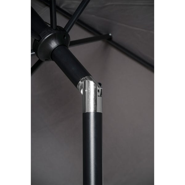 Illustration des Plug and Shine Systems zur Gartenbeleuchtung mit verschiedenen Lampen und Verkabelung