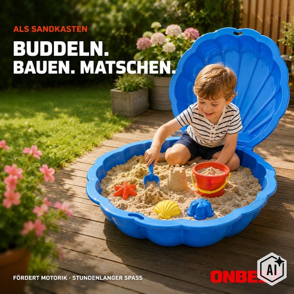 Kind spielt im muschelformigen Kunststoff Sandkasten im Garten mit Sandspielzeug.