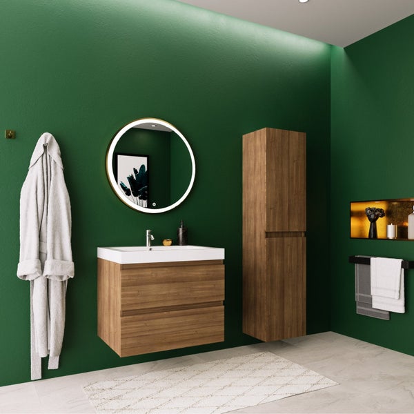 Badezimmer-Set mit wandhängendem Waschtischunterschrank und Hochschrank in Holzoptik sowie einem runden Spiegel mit LED-Beleuchtung.