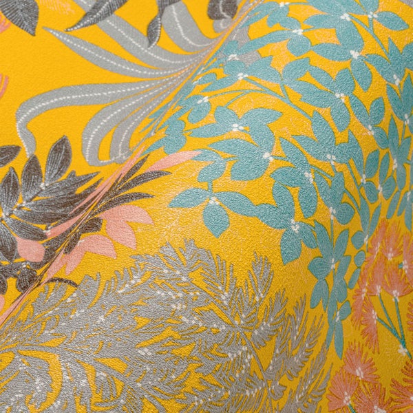 Raumansicht mit beschichteter Wand, Stuhl und Aufbewahrungsboxen.