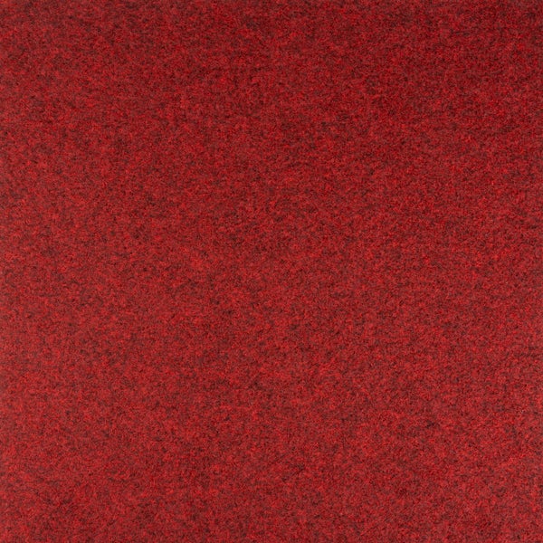 Roter Nadelfilz-Bodenbelag mit strukturierter Oberfläche.