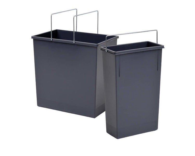 Zwei graue Kunststoff-Mülleimer mit Metallbügeln für ein Mülltrennsystem.
