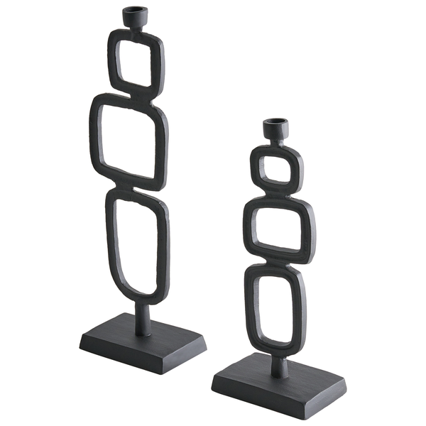 Zwei schwarze Kerzenständer mit geometrischen Formen