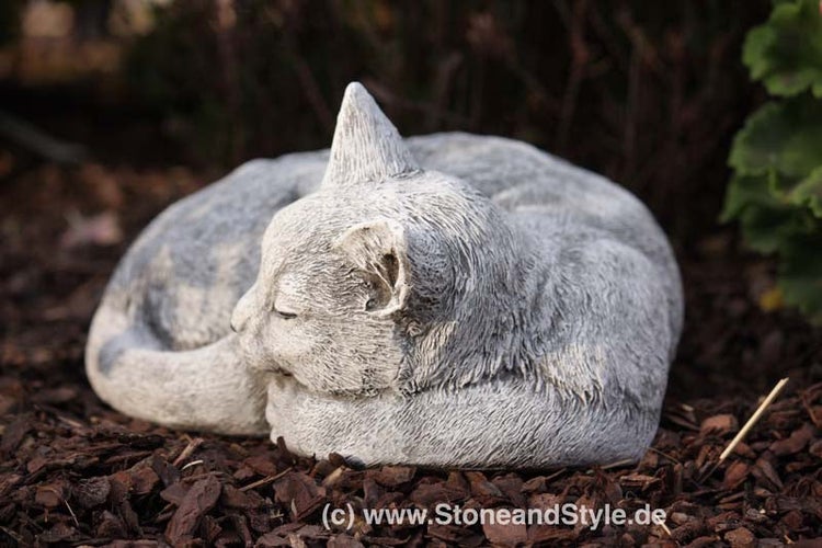 Steinfigur schlafende Katze aus witterungsbeständigem Steinguss zur Gartendekoration