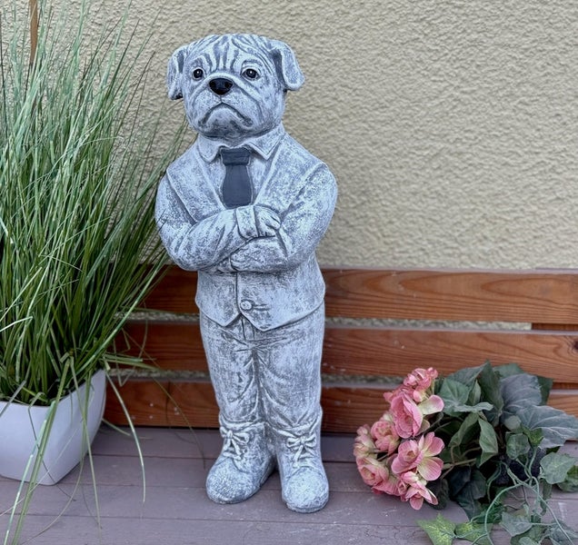 Dekorative Gartenfigur in Form eines Mopses als Geschäftsmann mit Krawatte und Anzug für die Gartendekoration.