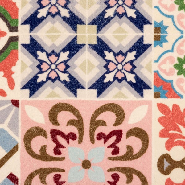 Dekoratives Patchwork-Muster mit floralen und geometrischen Ornamenten im Vintage-Stil für Bodenbeläge.