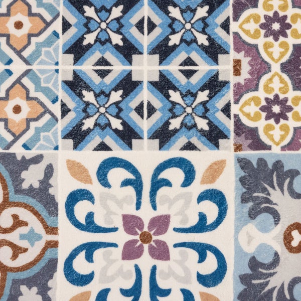 Teppich mit Patchwork-Muster aus floralen und geometrischen Ornamenten im Fliesendesign.