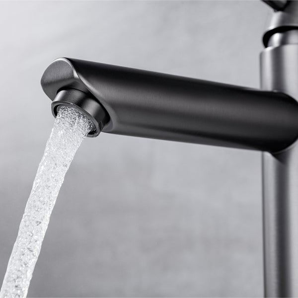Moderne Waschtischarmatur aus Metall mit fließendem Wasserstrahl aus dem Auslauf