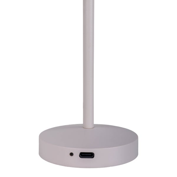 Detailansicht des Fußes einer Tischleuchte mit USB-Anschluss