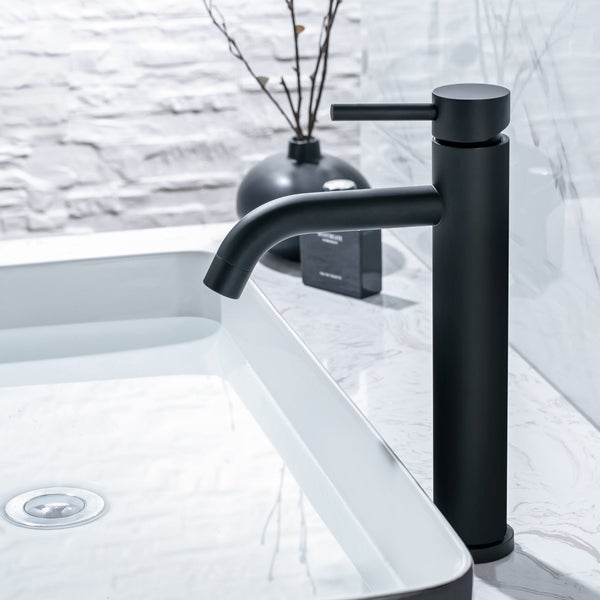 Moderne hohe Waschtischarmatur in minimalistischem Design auf einem Waschbecken mit Steinoptik Ablage im Badezimmer.
