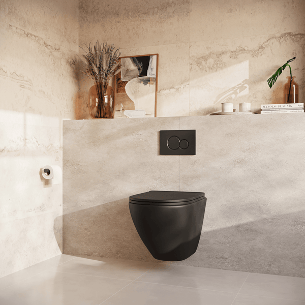 Modernes Badezimmer mit wandhängendem WC in Schwarz, schwarzer Betätigungsplatte und hellen Fliesen mit Steinoptik im minimalistischen Design.