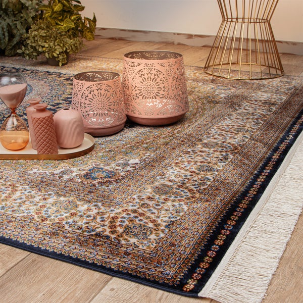 Orientteppich mit detaillierten Mustern und Fransen auf Holzboden, dekoriert mit Windlichtern, Vasen und einer Sanduhr.