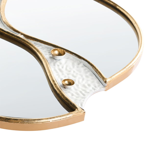 Dekorativer Spiegel mit goldenem Rahmen und weißen Verzierungen