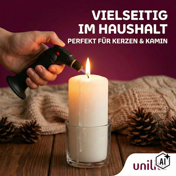 Hand hält einen Unilite Stabfeuerzeug beim Anzünden einer Stumpenkerze in einem Glas auf einem Holztisch mit Tannenzapfen und Strickware.