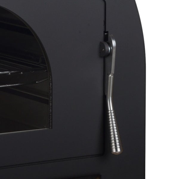 Nahaufnahme eines silbernen Metallgriffs an einer schwarzen Ofentür.