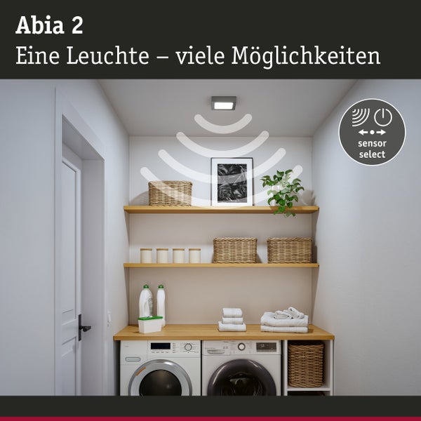 VariFit Einbauleuchten für die Decke mit warmweißer Beleuchtung in einem Flur.