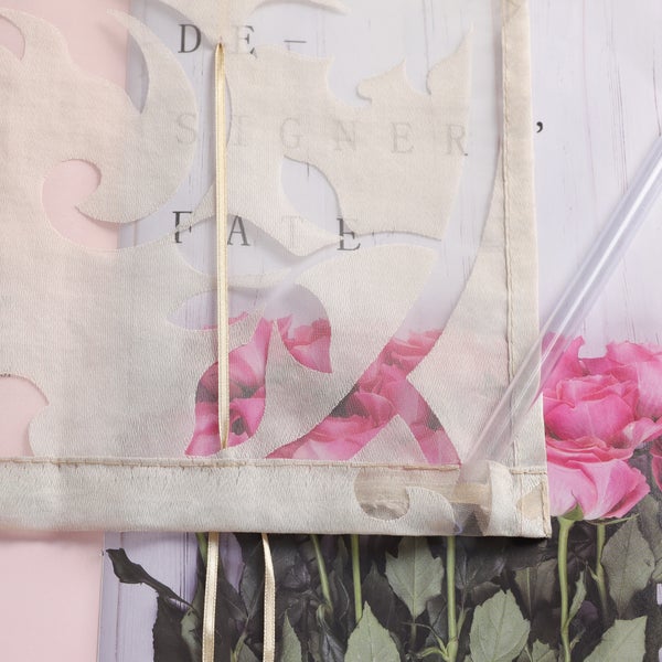 Dekoratives Fensterrollo mit floralem Muster