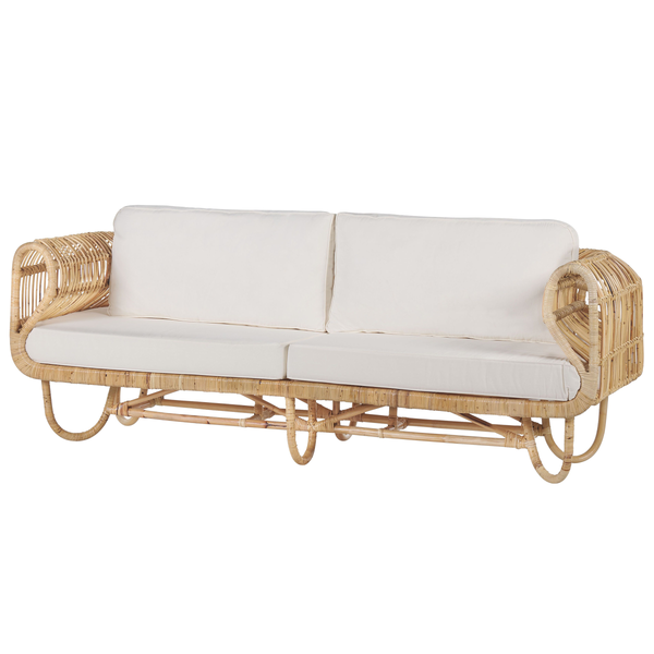 Rattan Sofa mit weißen Kissen