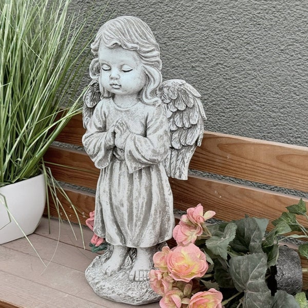 Gartenfigur betender Engel aus wetterfestem Steinmaterial als dekorative Skulptur für den Außenbereich.