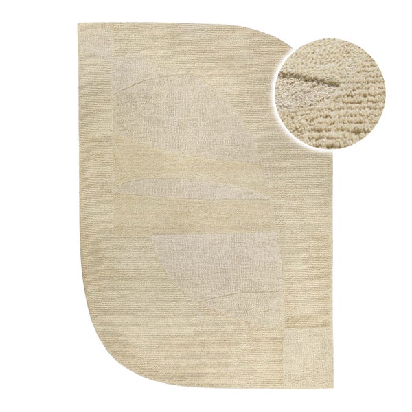 Unregelmäßig geformter beiger Teppich mit abstraktem geometrischem Muster und Detailansicht der weichen, gerippten Oberflächenstruktur.