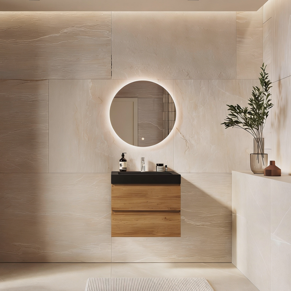 Modernes Badezimmer mit einem hängenden Waschtisch aus Holz, einem runden beleuchteten Wandspiegel und großflächigen Fliesen an der Wand.