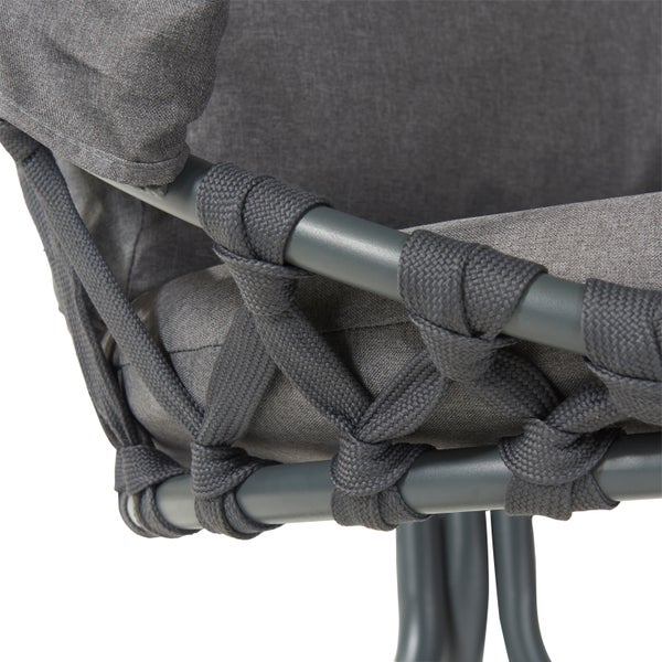 Hängesessel mit Kissen und Decke im Garten