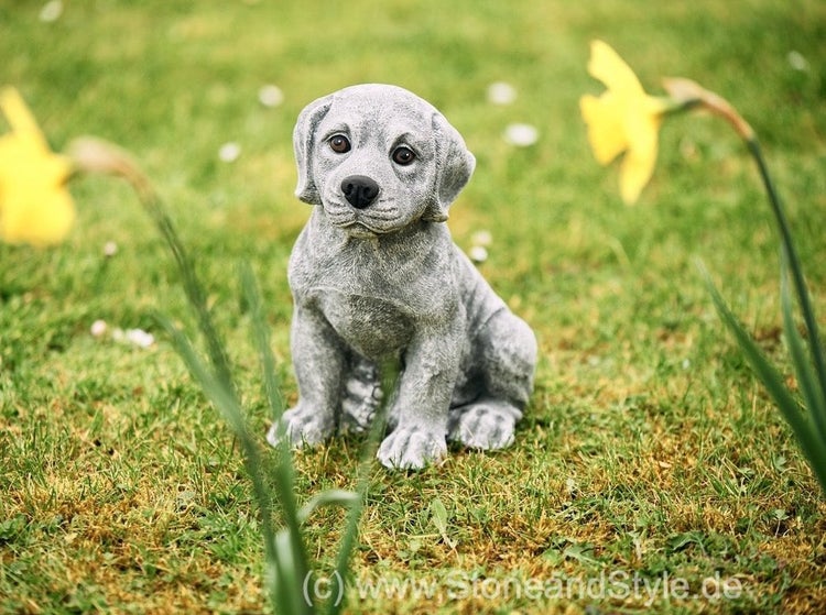 Steinfigur als sitzender Hundewelpe für den Garten