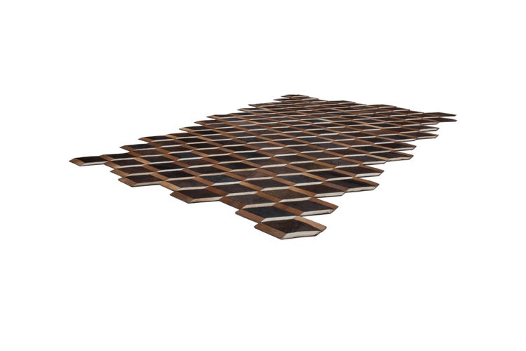 Patchwork-Lederteppich mit geometrischem 3D-Rautenmuster in Braun- und Schwarztönen, unregelmäßige Kante.