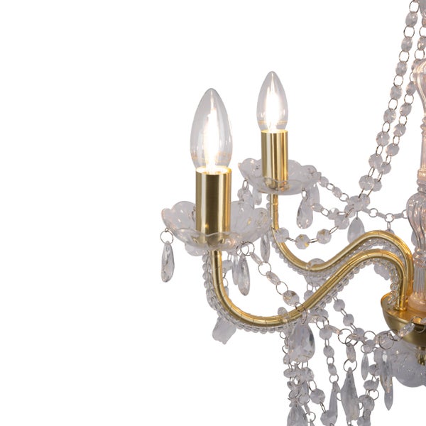 Detailaufnahme eines Kristalllüsters mit Lampen