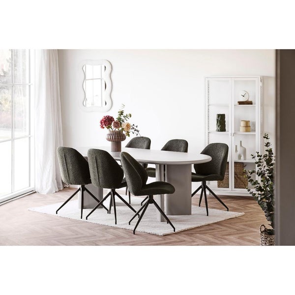 Modernes Esszimmer mit ovalem Esstisch, sechs dunkelgrau gepolsterten Stühlen, weißer Vitrine und wellenförmigem Wandspiegel auf Parkettboden.