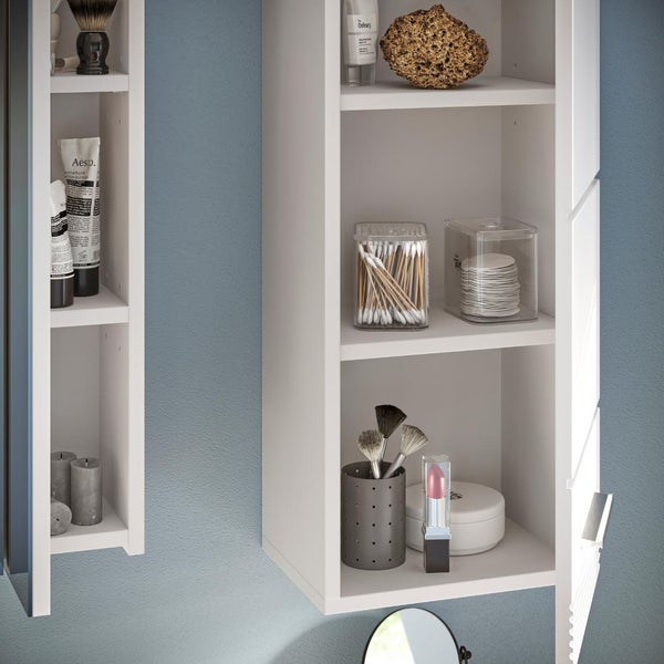 Badezimmerschrank mit Kosmetikprodukten und Badutensilien