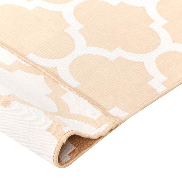 Quadratische Pflanzkübel aus Holz mit vertikalen Latten und Metallbeschlägen an den Ecken in einem hellen Gewächshaus.