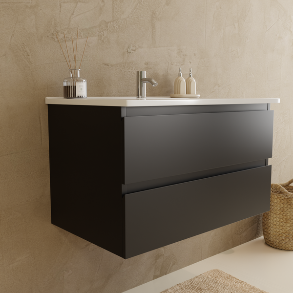 Wandhängender Waschtischunterschrank mit zwei Schubladen, weißem Waschbecken und Chromarmatur in einem modernen Badezimmer.