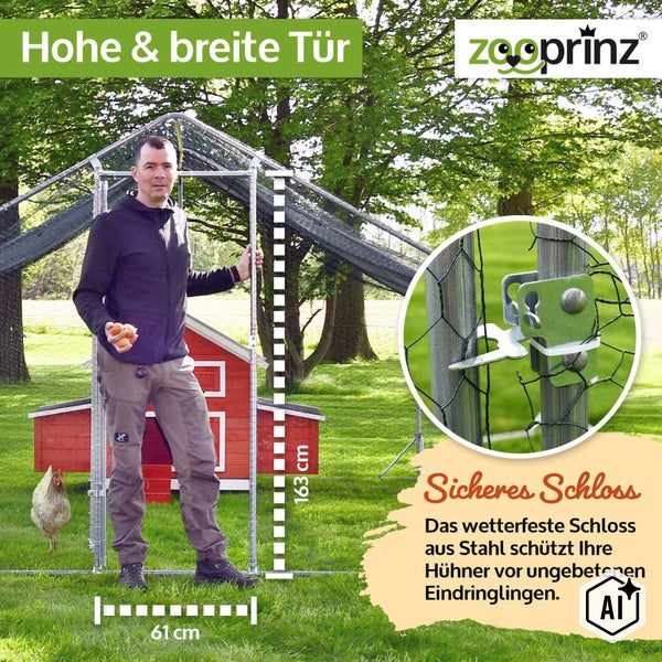 Ein Mann steht vor der Tür eines Hühnergeheges, die 163 Zentimeter hoch und 61 Zentimeter breit ist. Detailansicht zeigt das Schloss aus Stahl.