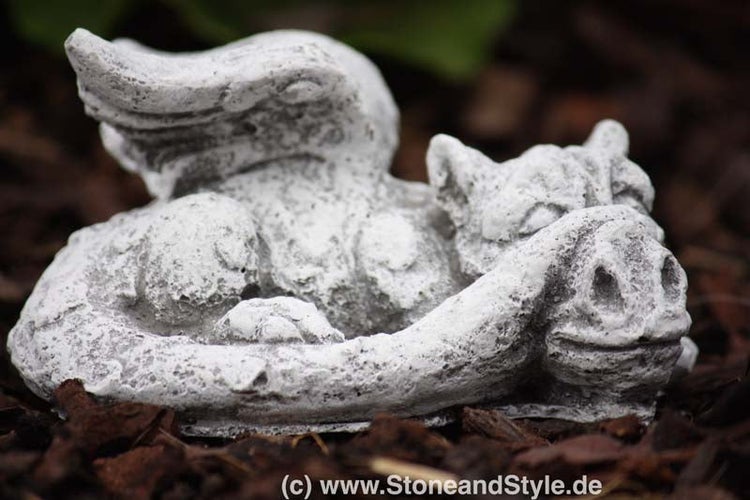 Dekorative Gartenfigur schlafender Drache aus Steinguss für den Außenbereich