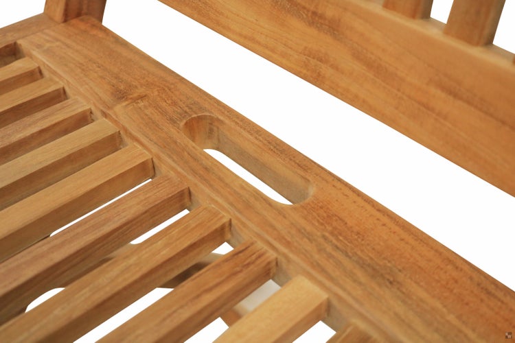 Detailansicht einer Gartenbank aus Holz mit Griffaussparung