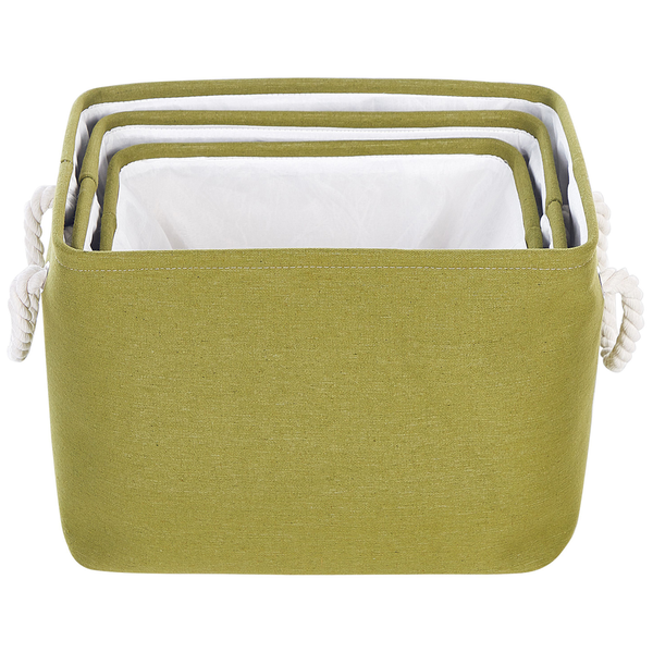 Zuckerhutfichte Picea glauca Conica im Topf auf dem Außengelände einer Baumschule mit Gewächshäusern und Holzpaletten.