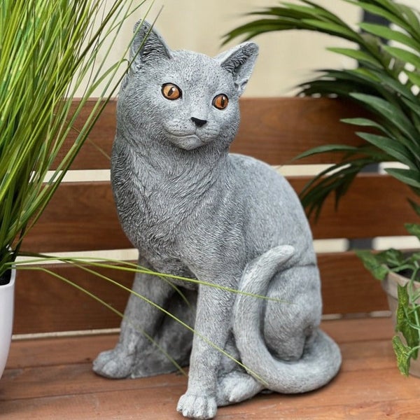 Dekorative Gartenfigur sitzende Katze aus Steinoptik mit detaillierter Fellstruktur und leuchtenden Augen für den Außenbereich
