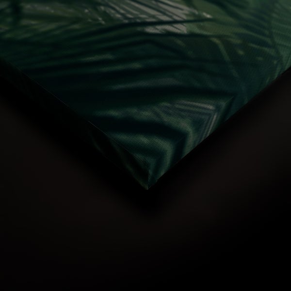 Nahaufnahme einer Leinwand mit Palmenblattmotiv auf einem Keilrahmen