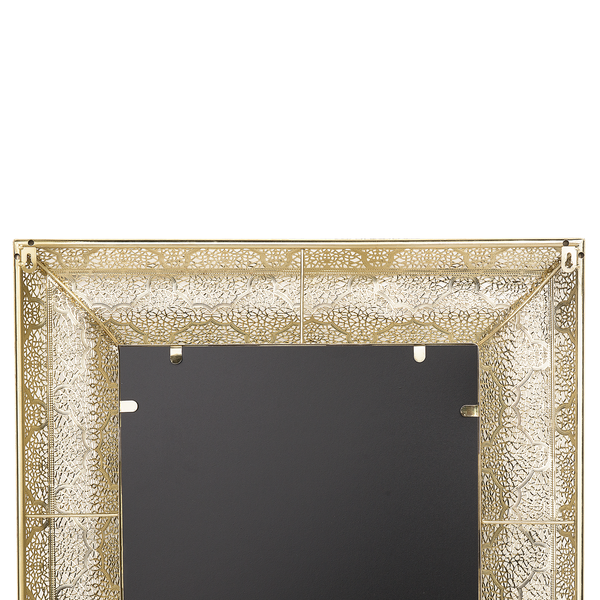 Detailansicht des goldenen Spiegels mit filigranem Rahmen.