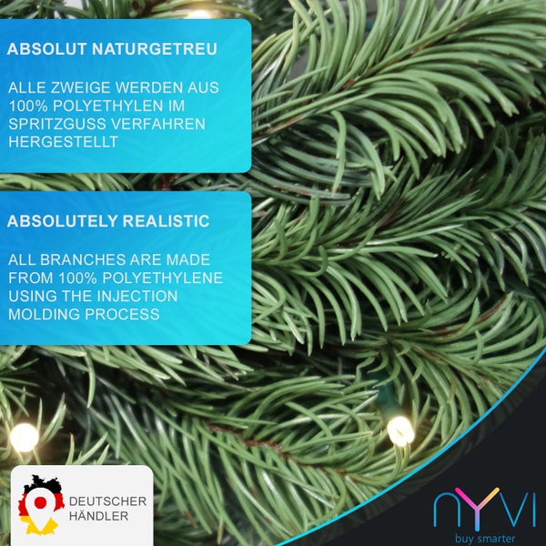 Frau mit Kind schmückt Weihnachtsbaum; Hinweis auf B1 Zertifizierung und schwer Entflammbarkeit