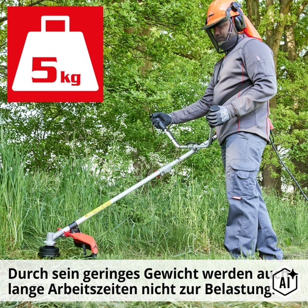 Person bei der Arbeit mit einem Freischneider im Garten, Gewichtssymbol fünf Kilogramm als Hinweis auf ein leichtes Arbeitsgerät.