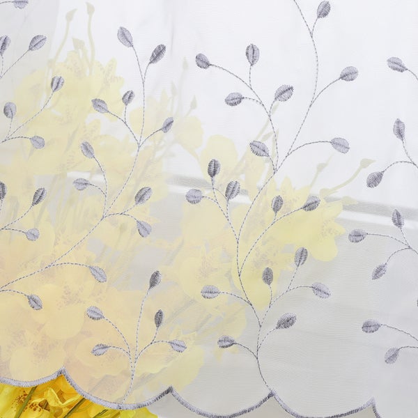Gardine mit floralem Muster