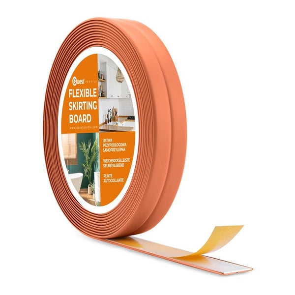 Eine Rolle selbstklebende Weichsockelleiste von Quest Profile in der Produktverpackung