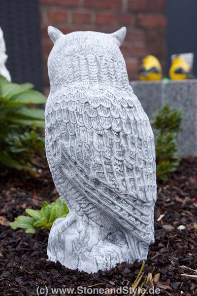 Gartenfigur Eule aus Steinguss zur Dekoration im Garten