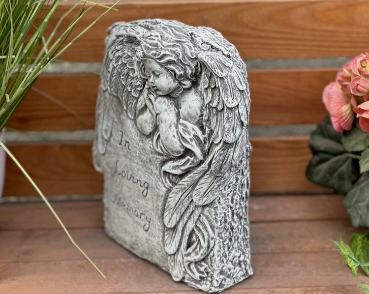 Gedenkstein aus Kunststein in Form eines Engels mit der Aufschrift In Loving Memory für die Grabgestaltung.