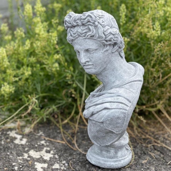 Dekorative Gartenbüste aus Stein in antiker Optik für den Außenbereich