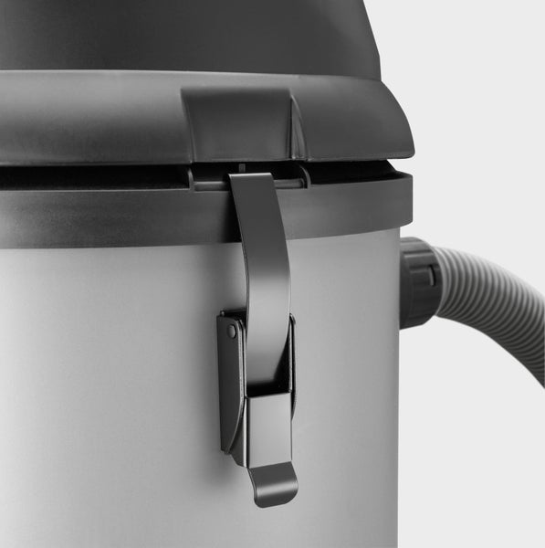 Nahaufnahme der Verschlussklammer eines Aschesaugers, die den Motorkopf mit dem Behälter verbindet.